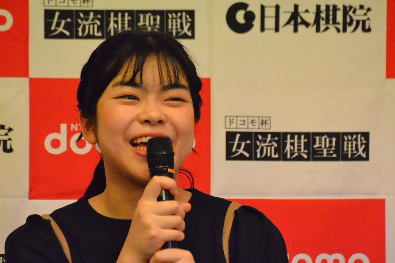 終局後の会見で苦笑いする敗れた上野梨紗二段