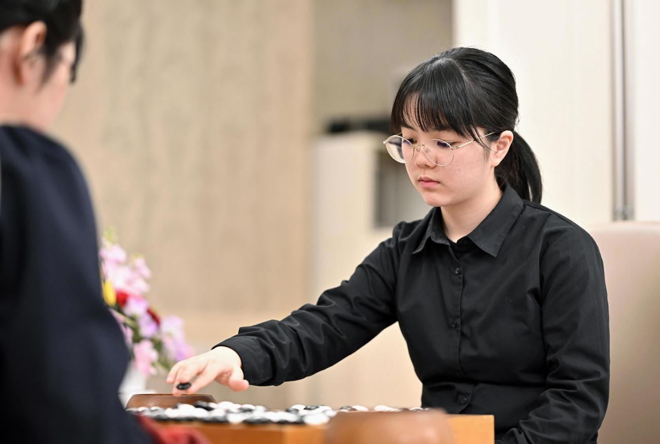 囲碁の第27期女流棋聖戦の第1局で上野梨紗二段（左）に勝利し、対局を振り返る仲邑菫女流棋聖＝18日午後、神奈川県平塚市（共同）