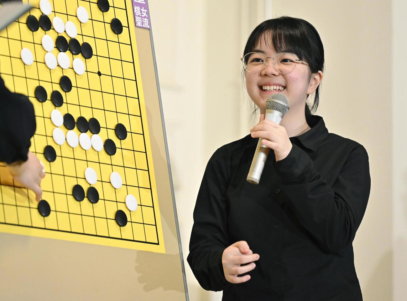 囲碁の第27期女流棋聖戦の第1局で上野梨紗二段に勝利し、大盤解説会場で笑顔を見せる仲邑菫女流棋聖＝18日午後、神奈川県平塚市（共同）