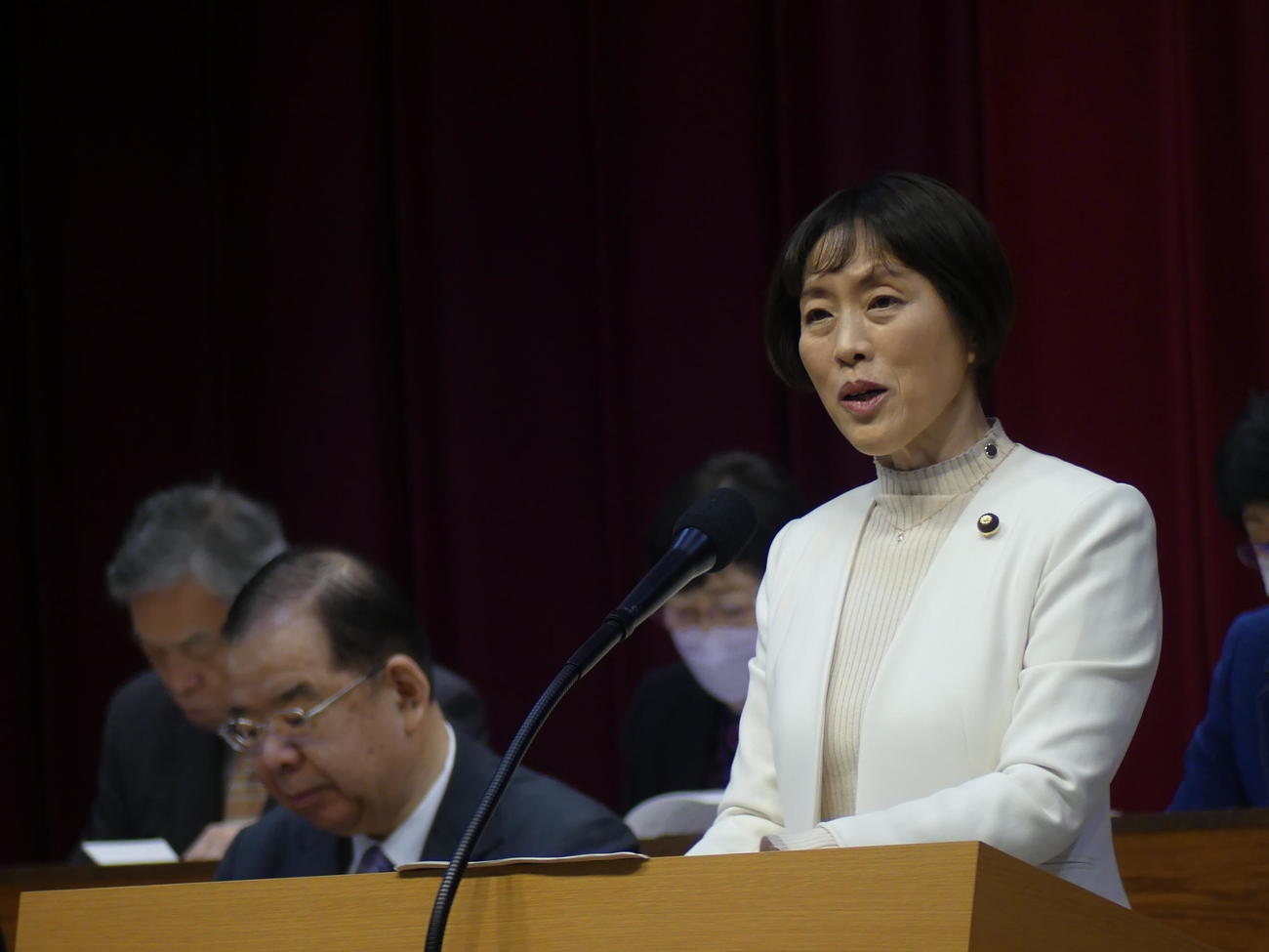 第29回共産党大会で演説する田村智子委員長。左後方は志位和夫前委員長（撮影・中山知子）