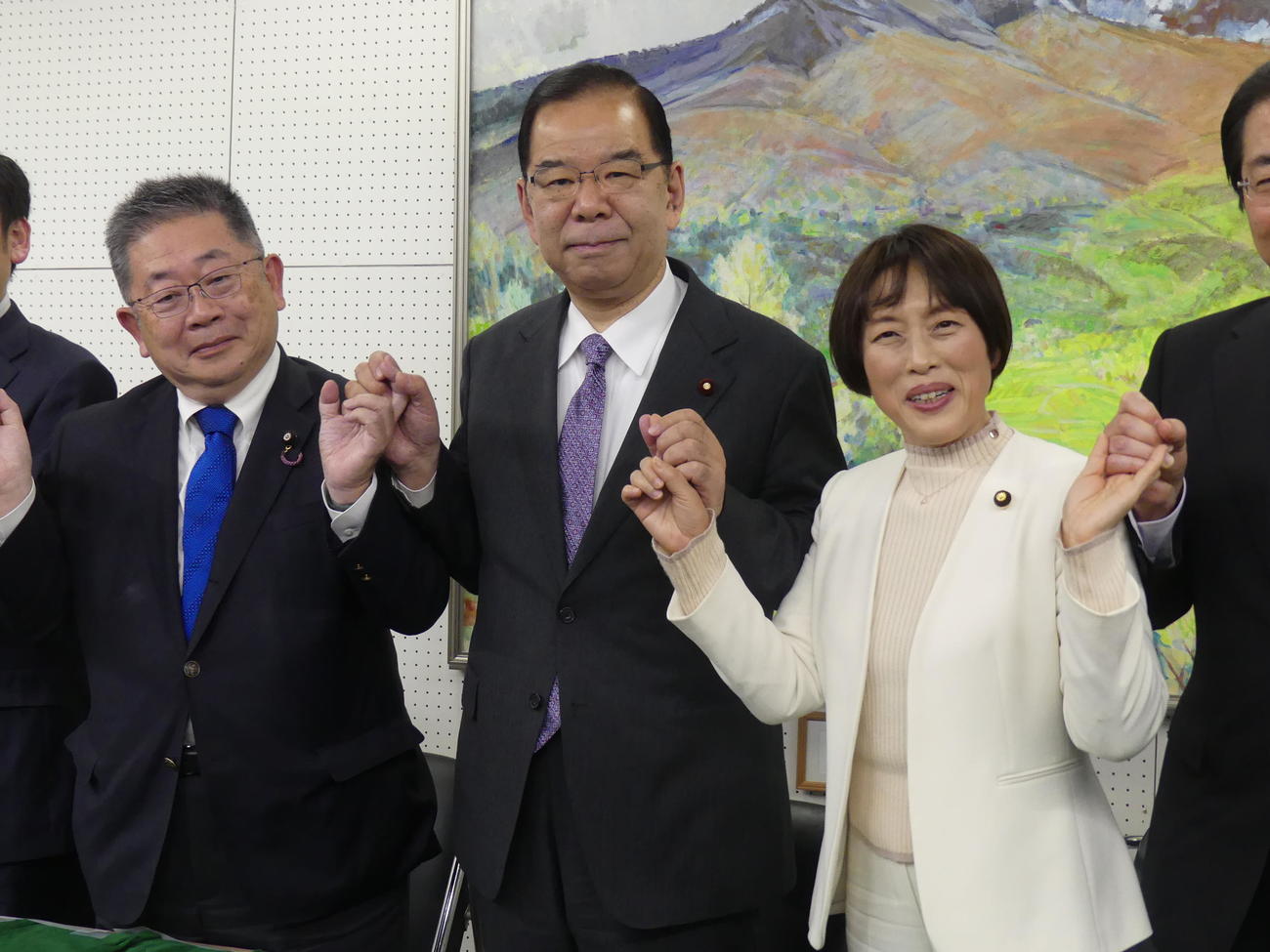 党大会後に写真撮影に応じる左から共産党の小池晃書記局長、志位和夫前委員長、田村智子委員長（撮影・中山知子）
