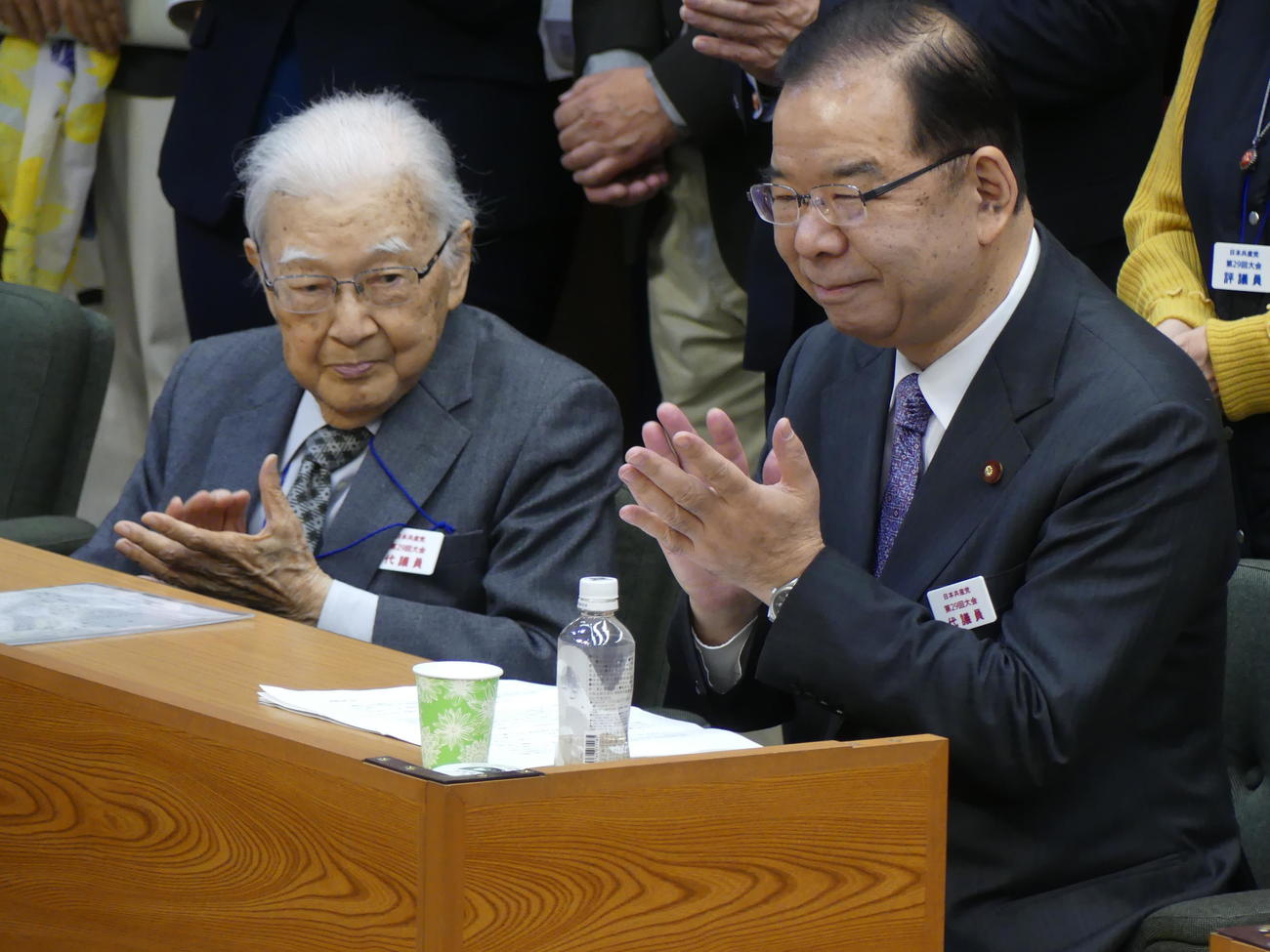 共産党党大会に出席した不破哲三前議長（左）と志位和夫前委員長（撮影・中山知子）