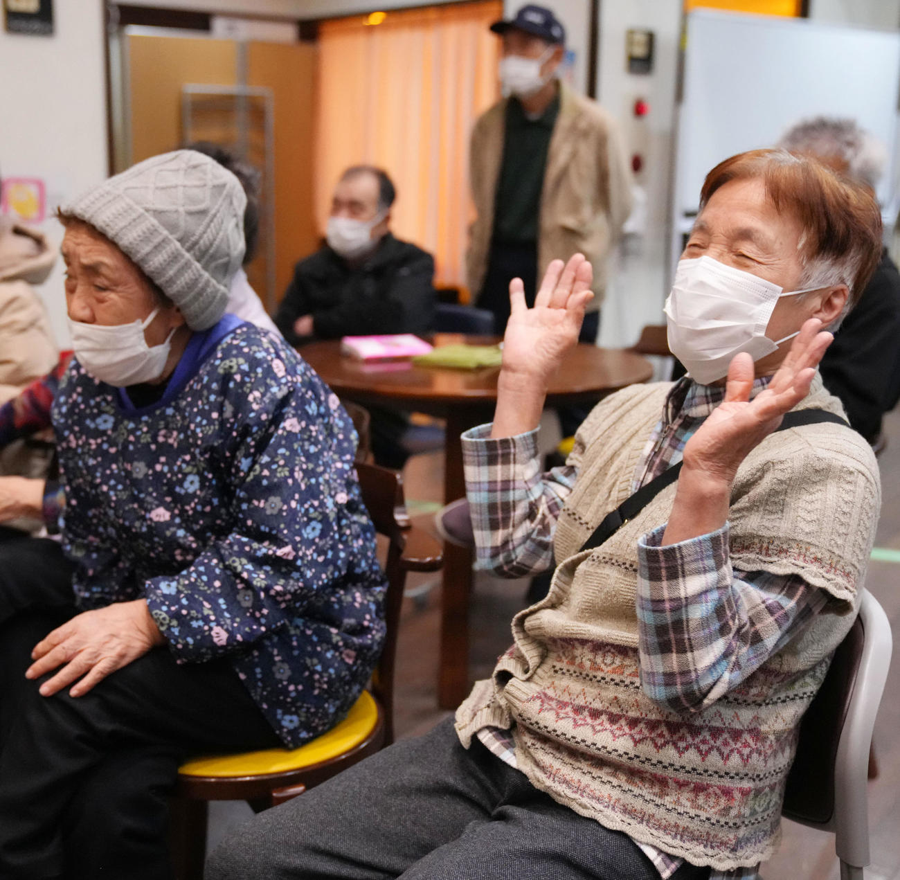 石川県穴水町にある避難所では、地元出身である遠藤関を応援のため約20人ほどの人々が集まりテレビ越しに声援を送っていたが惜しくも負けてしまい女性は悔しそうに手を広げた