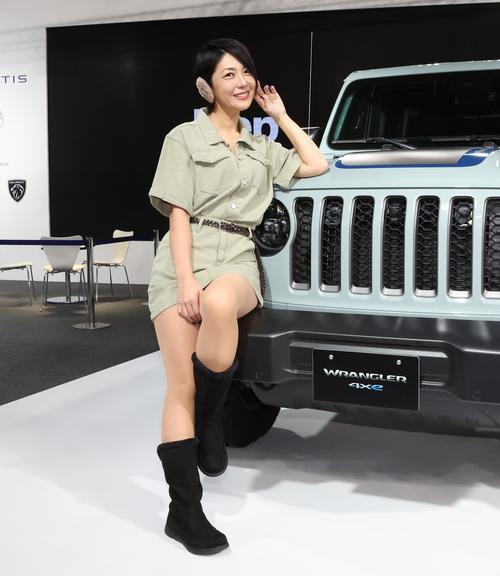Jeepブースのコンパニオン（撮影・黒川智章）