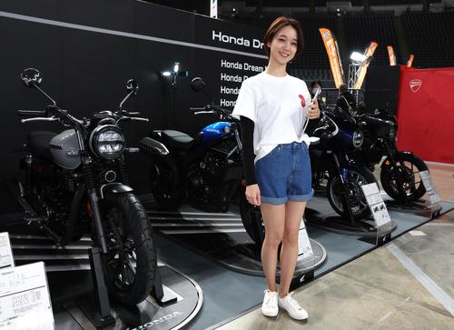 ホンダ二輪ブースのコンパニオン（撮影・黒川智章）