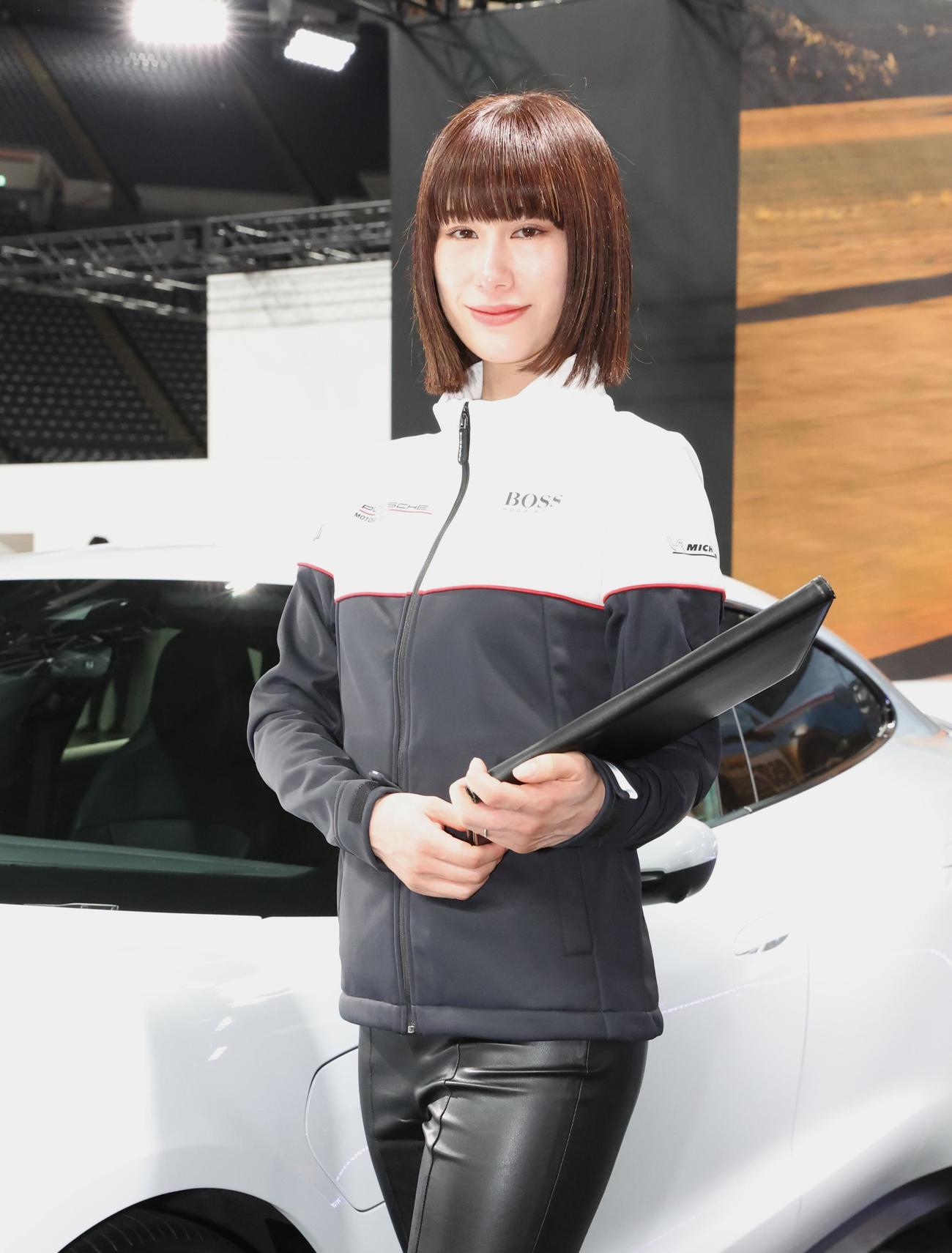 ポルシェブースのコンパニオン（撮影・黒川智章）