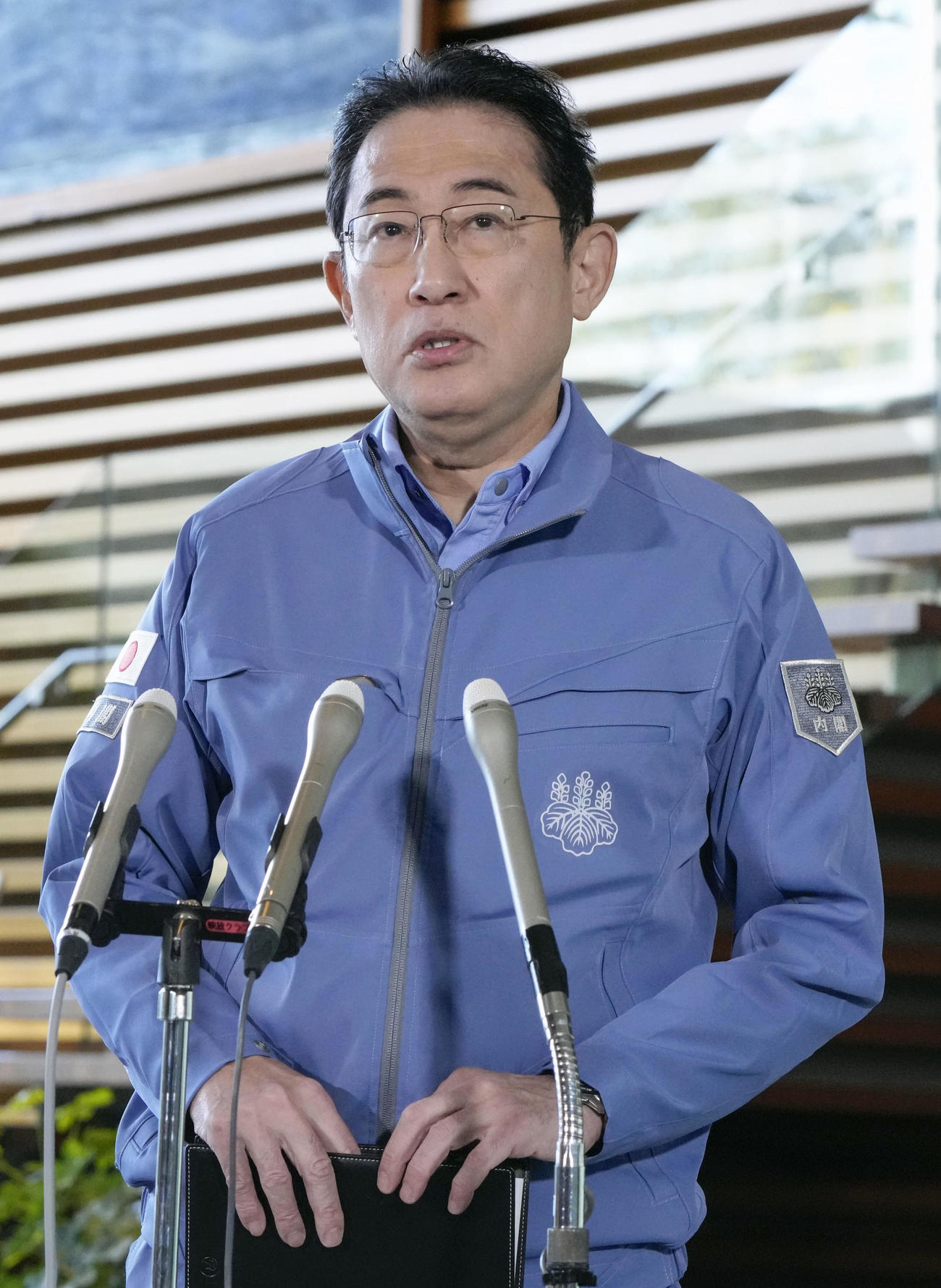 記者団の取材に応じる岸田首相（共同）