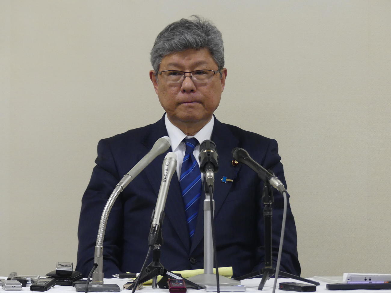 記者会見で説明する安倍派の高木毅事務総長（撮影・中山知子）