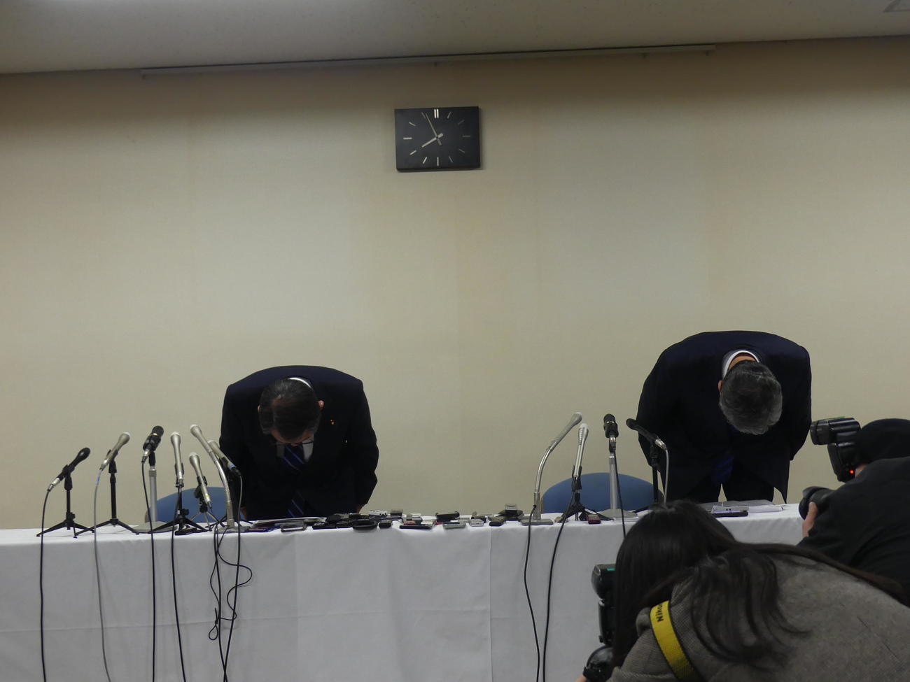 記者会見で謝罪する安倍派の塩谷立座長（左）と高木毅事務総長（撮影・中山知子）