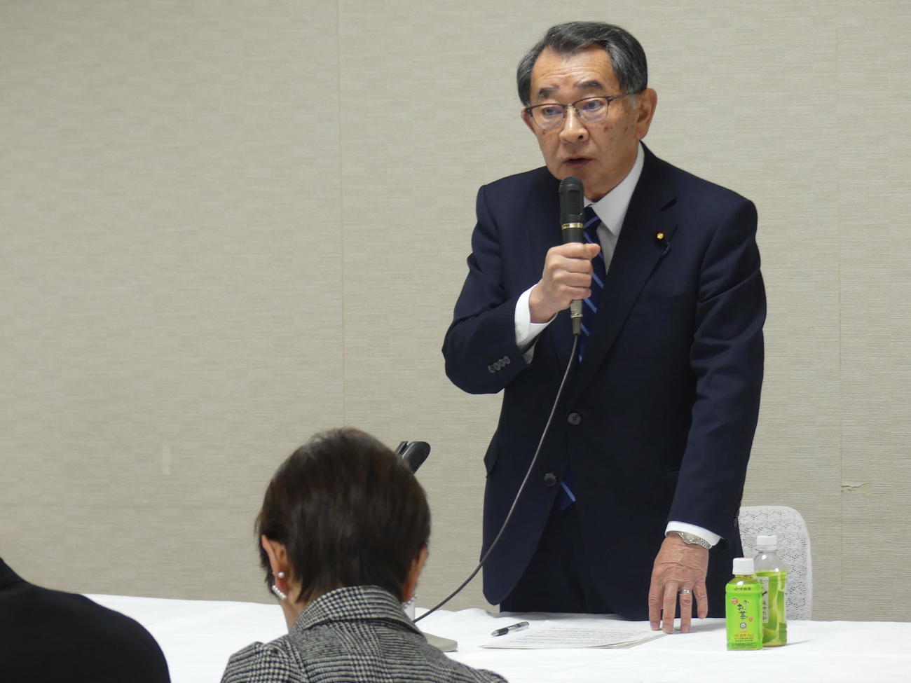 臨時で開催された自民党安倍派の議員総会であいさつする塩谷立座長（撮影・中山知子）