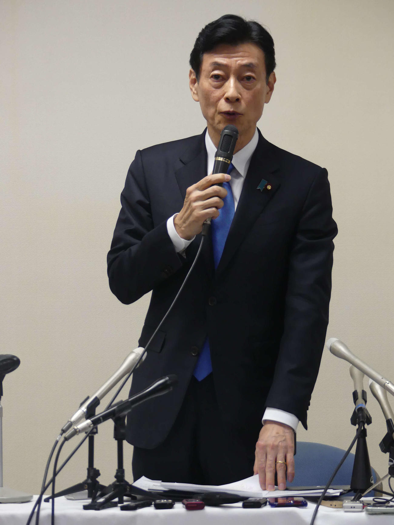 政治資金問題について記者会見する西村康稔前経産相（撮影・中山知子）