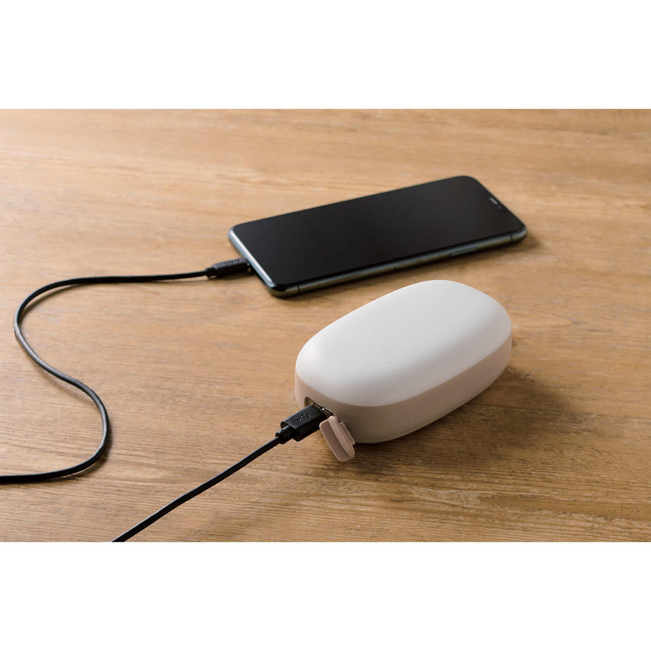 充電器や懐中電灯としても使える枕元ライト