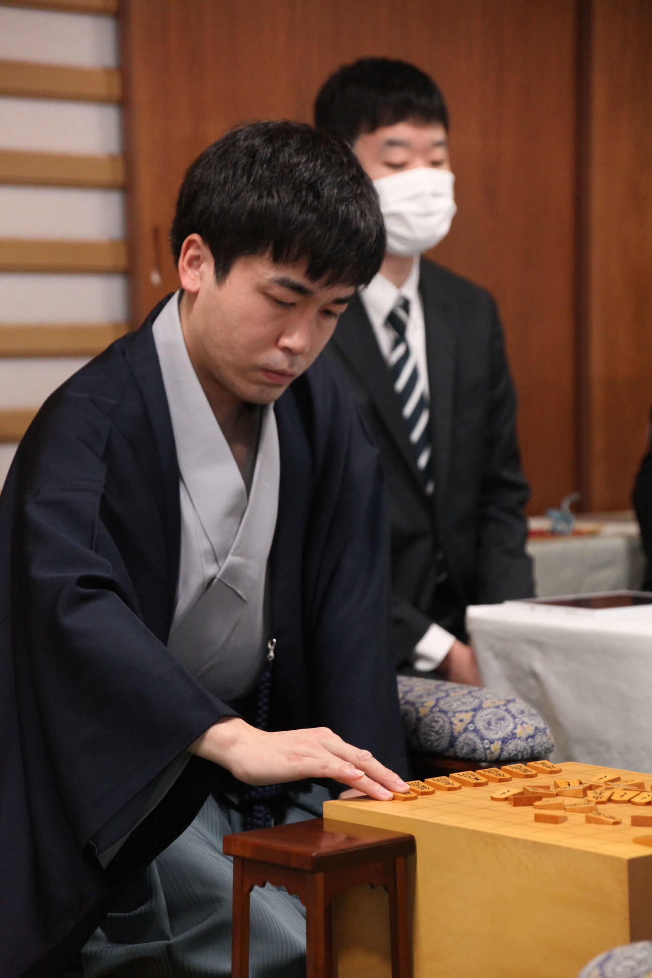 王将戦7番勝負第2局に臨んだ菅井竜也八段（日本将棋連盟提供）