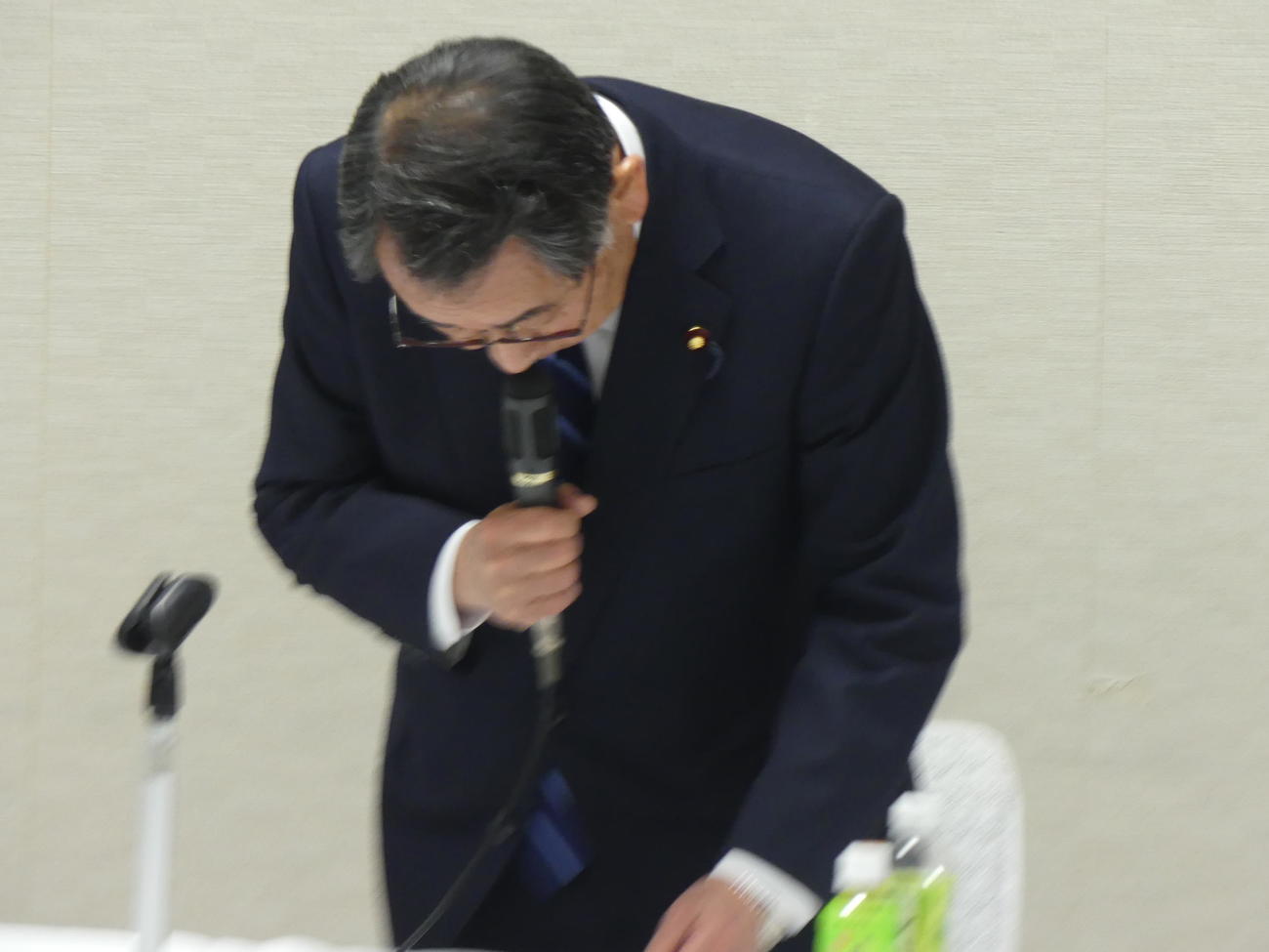 19日、臨時で開催された自民党安倍派の議員総会でこれまでの対応などを謝罪する塩谷立座長（撮影・中山知子）