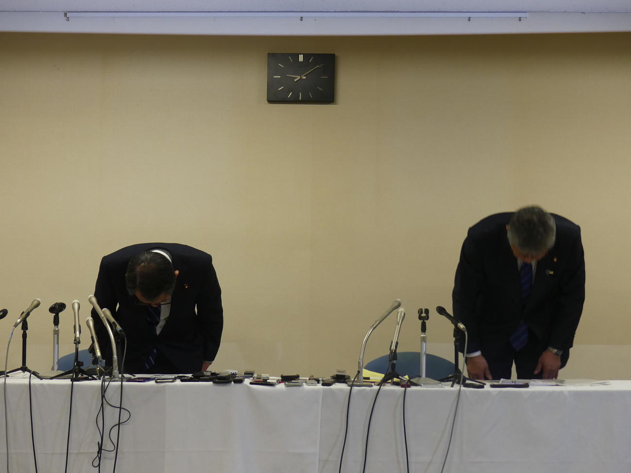 19日、記者会見で謝罪する安倍派の塩谷立座長（左）と高木毅事務総長（撮影・中山知子）