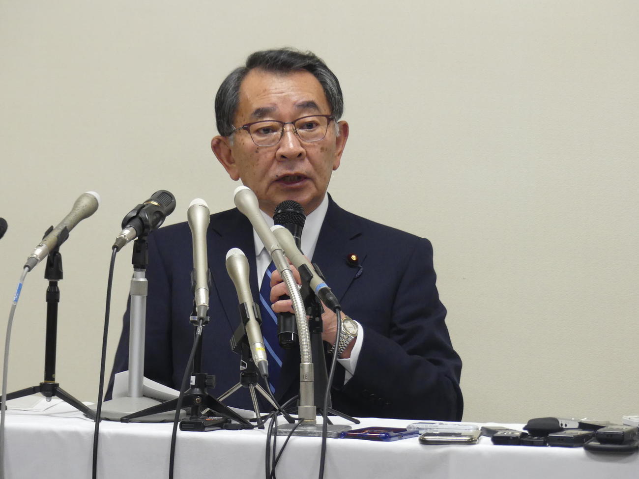 19日、記者会見で説明する安倍派の塩谷立座長（撮影・中山知子）