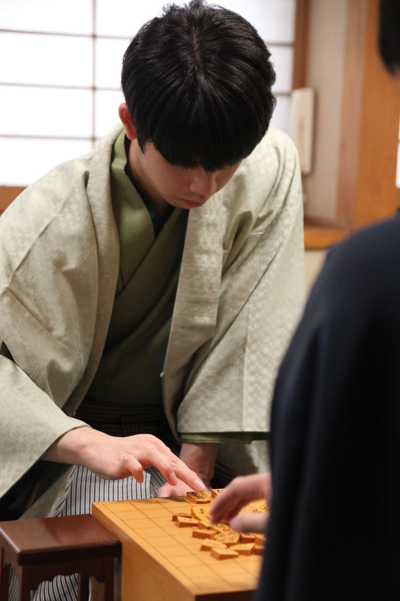 王将戦7番勝負第2局に臨んだ藤井聡太王将（日本将棋連盟提供）