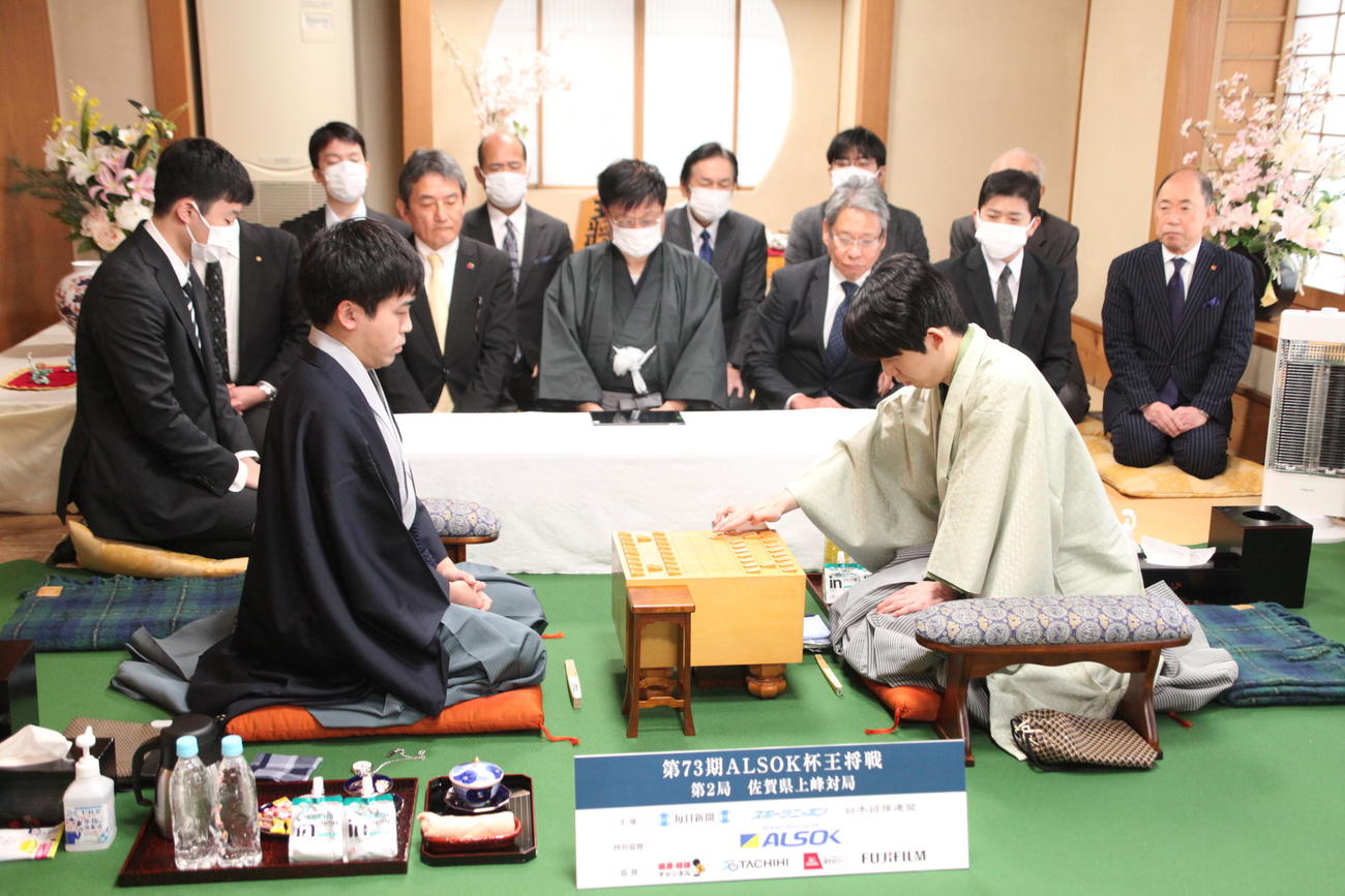 王将戦7番勝負第2局に臨んだ藤井聡太王将（右）、菅井竜也八段（日本将棋連盟提供）