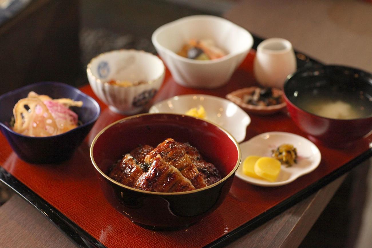 菅井竜也八段が昼食に注文した「国産うなぎのかば焼き丼」（日本将棋連盟提供）