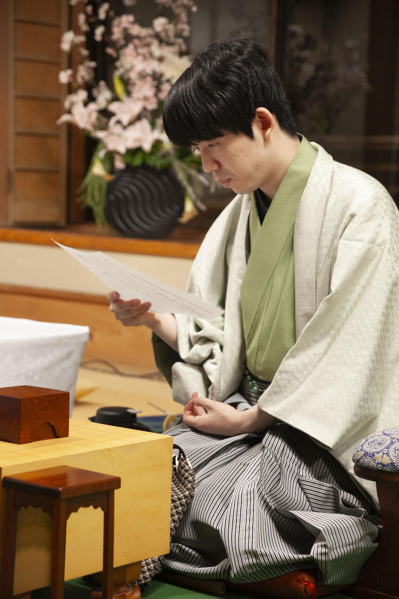 王将戦7番勝負第2局1日目を終えた藤井聡太王将（日本将棋連盟提供）