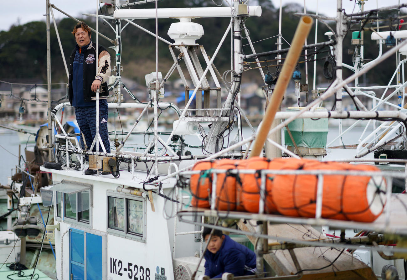 船の整備をしていた中村大さん。能登半島地震での海底隆起による水位低下、港の電気が止まっていることにより冷蔵庫が使えない、輸送確保ができないなど問題山積み。再開のめどは全くたっていない（撮影・横山健太）