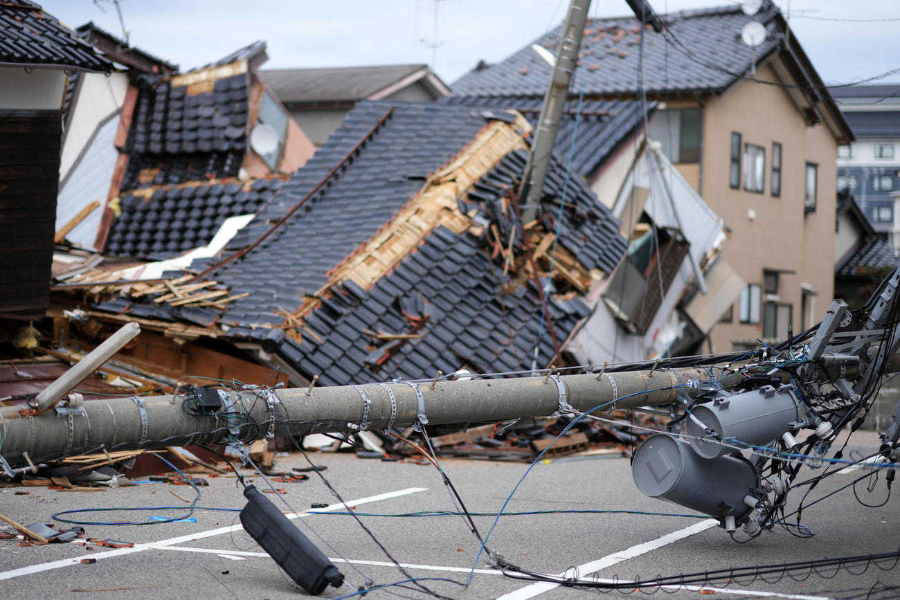 能登半島地震により甚大な被害を受けた石川県輪島市では電柱は倒れ多くの家が損壊していた（撮影・横山健太）