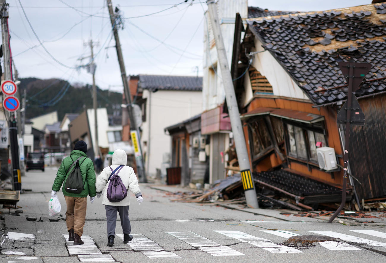 避難所を出て自宅の整理に向かう女性たち（撮影・横山健太）