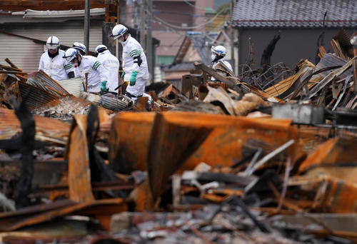 能登半島地震直後の火災で大半が焼失した「輪島朝市」付近では捜索が行われていた（撮影・横山健太）