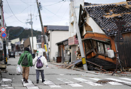避難所を出て自宅の整理に向かう女性たち（撮影・横山健太）