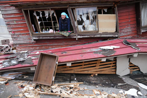 升井克宗さんと妻の佳美さんは震災当時、自宅の1階にいたという。懸命にこたつの中へもぐりわずかな隙間により奇跡的にも助かったと話してくれた（撮影・横山健太）