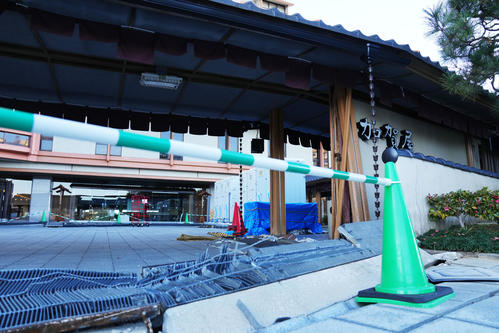 和倉温泉にある「おもてなし日本一」で知られる加賀屋、震災の影響で外壁が崩れ浴場内のタイルなども崩壊し源泉の供給も止まったままの状態で復旧のめどはたっていないという（撮影・横山健太）