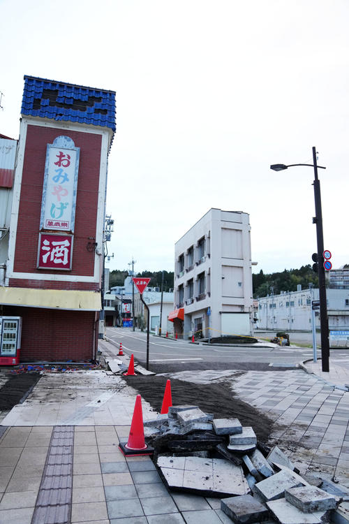 和倉温泉街は地震の影響で道の所々にひび割れがあり旅館も全館休業中で人通りも少なかった（撮影・横山健太）