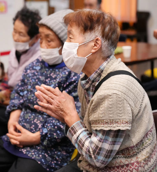 石川県穴水町にある避難所では、地元出身である遠藤関を応援のため約20人ほどの人々が集まりテレビに釘付けになっていた（撮影・横山健太）
