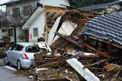 震度6強の地震が起きた石川県穴水町、家が崩れ落ちて流れ出した土砂が車の窓を突き破り車内に入り押しつぶされたまま残されていた（撮影・横山健太）