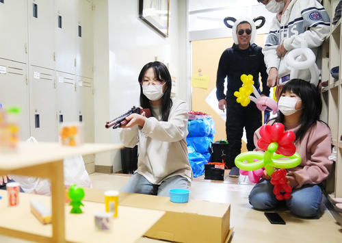 避難所の珠洲市立直小学校でのはボランティアによるゲームやプレゼントで子供たちに笑顔が見られた（撮影・横山健太）