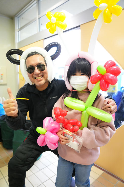 珠洲市立直小学校での様子、ボランティアによるゲームやプレゼントにより避難していた子供たちには笑顔があふれていた（撮影・横山健太）