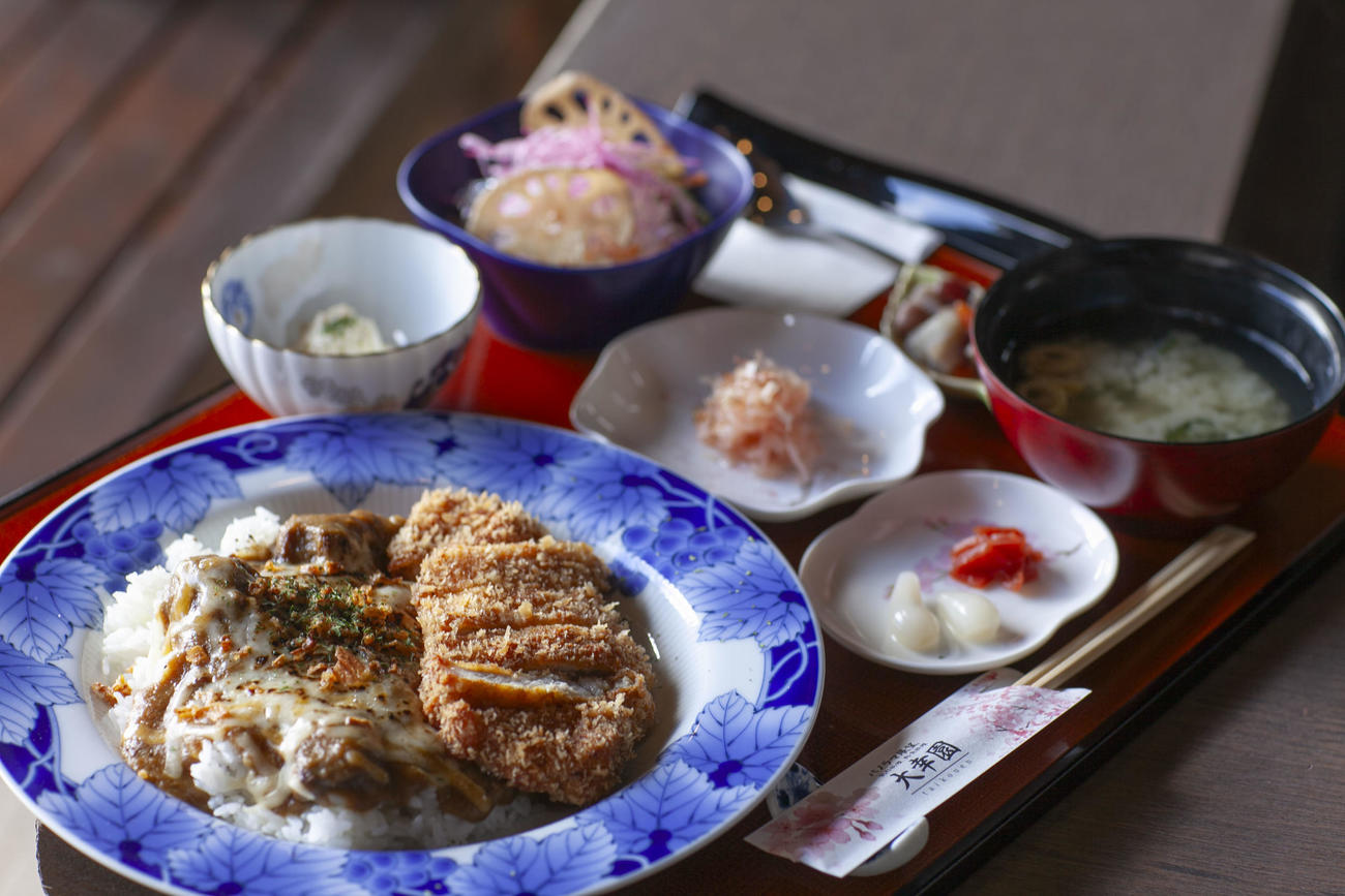 菅井竜也八段が昼食に注文した「国産黒毛和牛入り焼きカレー」（日本将棋連盟提供）