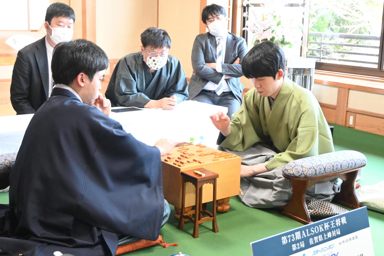 感想戦を行う藤井聡太王将（右）と菅井竜也八段（撮影・松浦隆司）
