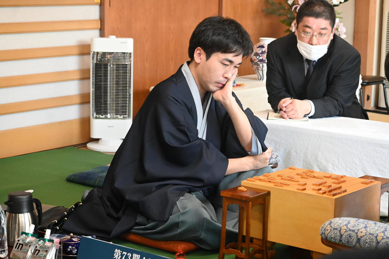 感想戦で首をひねる菅井竜也八段（撮影・松浦隆司）