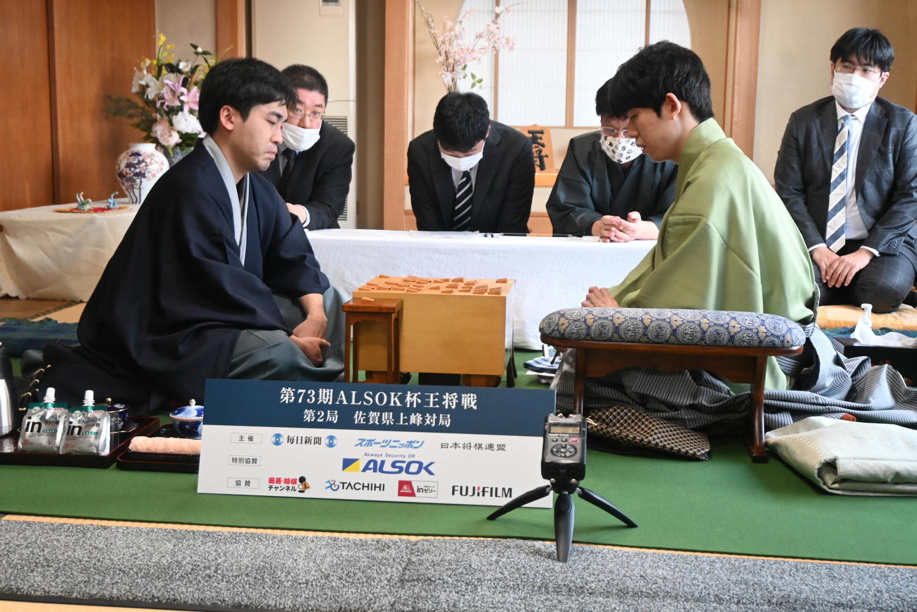 感想戦を行う藤井聡太王将（右）、菅井竜也八段（撮影・松浦隆司）