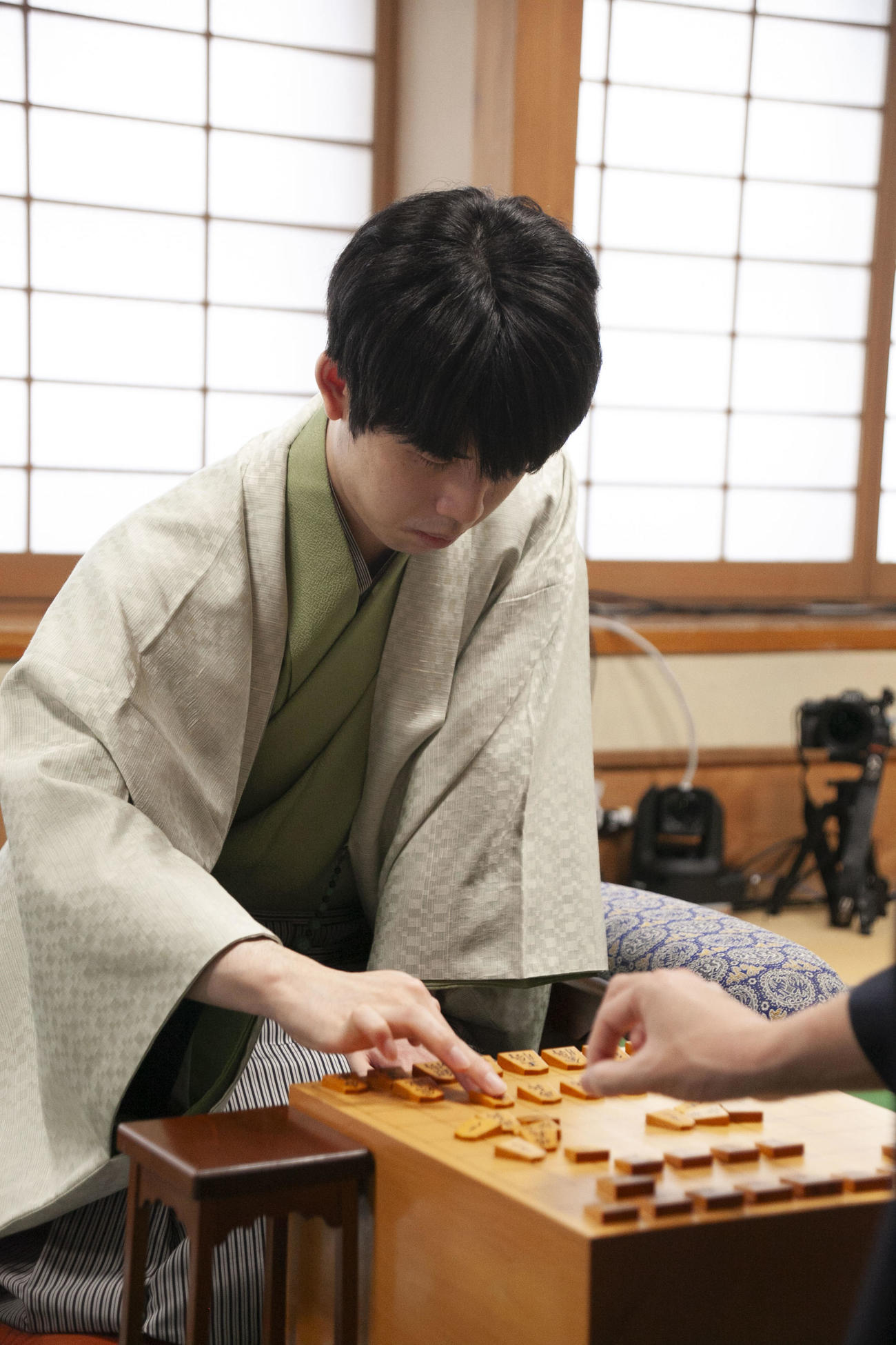 再開された王将戦第2局に臨んだ藤井聡太王将（日本将棋連盟提供）