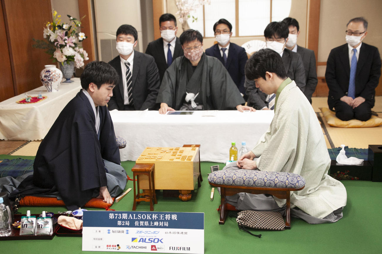 再開された王将戦第2局に臨んだ藤井聡太王将（右）、菅井竜也八段（日本将棋連盟提供）