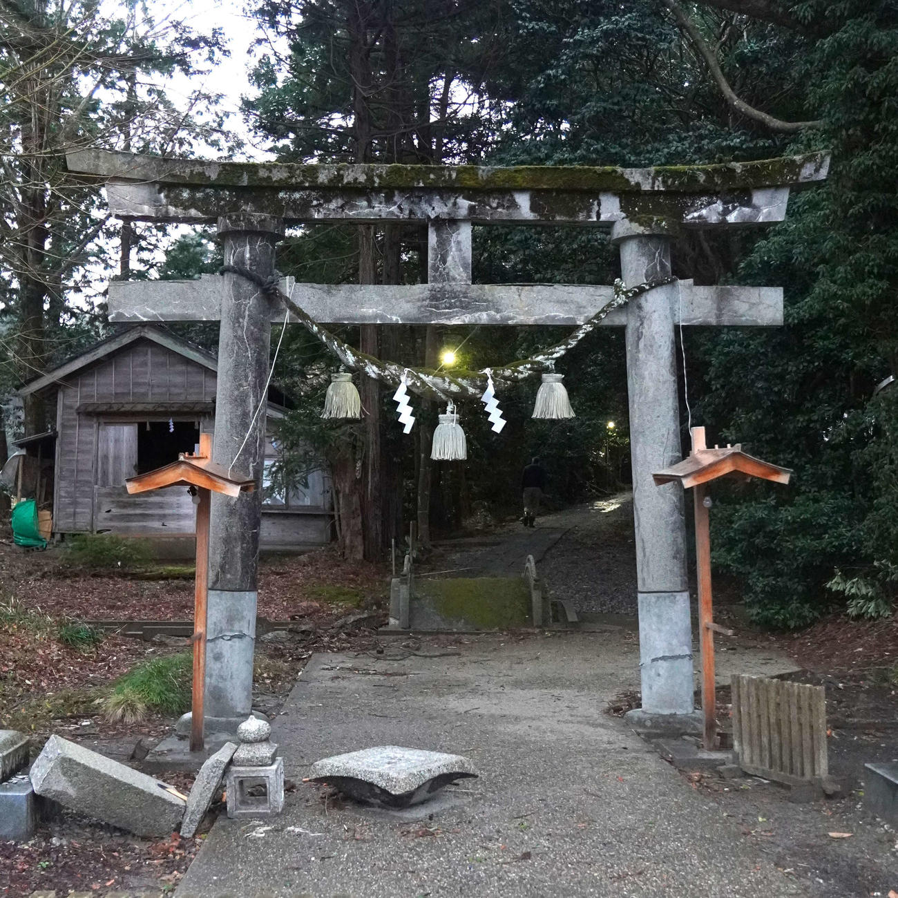 地震の影響で亀裂が入った須須神社の第三鳥居（撮影・沢田直人）