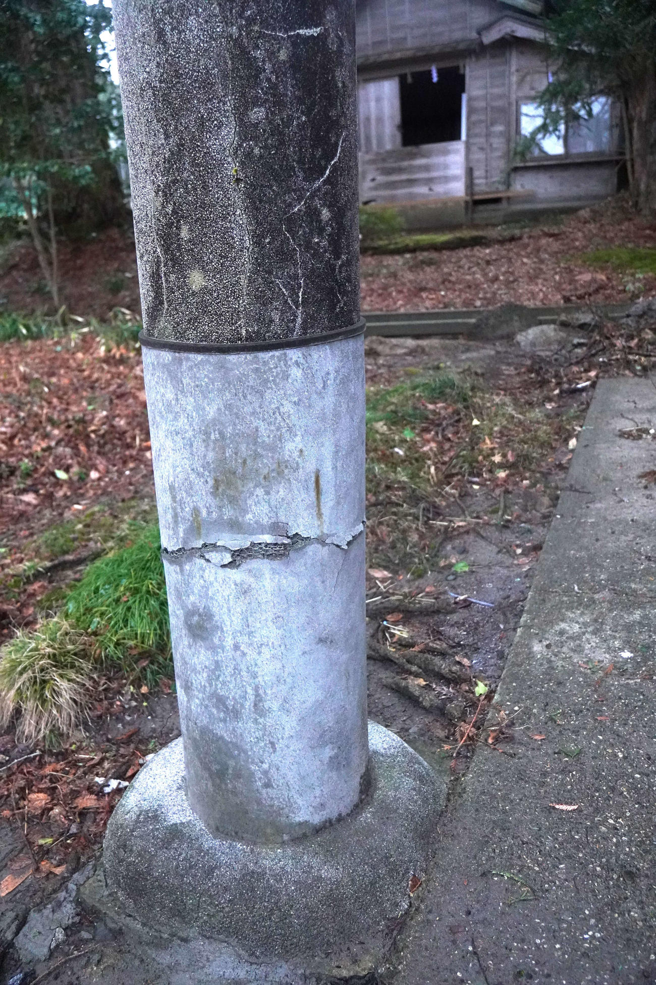地震の影響で亀裂が入った須須神社の第三鳥居（撮影・沢田直人）