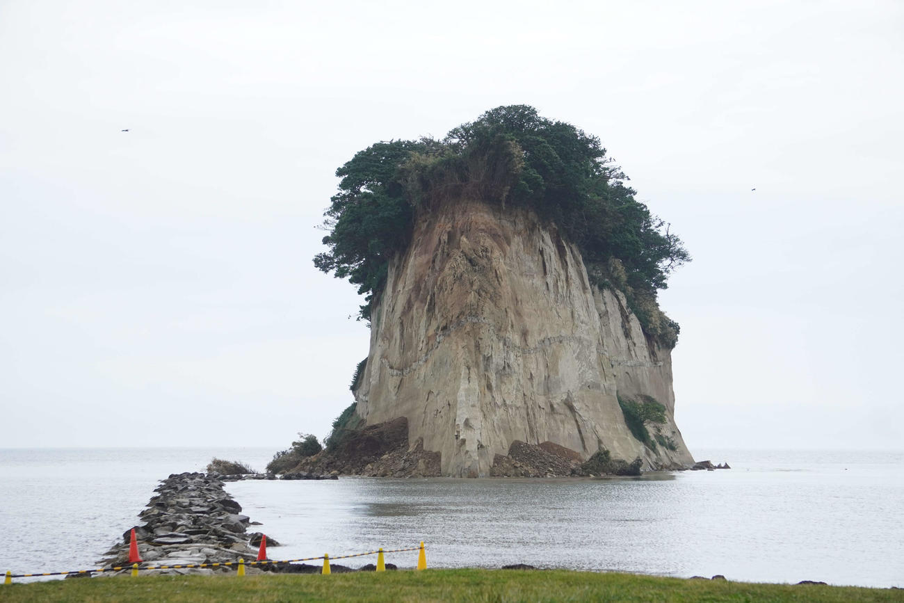地震の影響で一部が崩れ落ちた見附島（23年5月撮影）