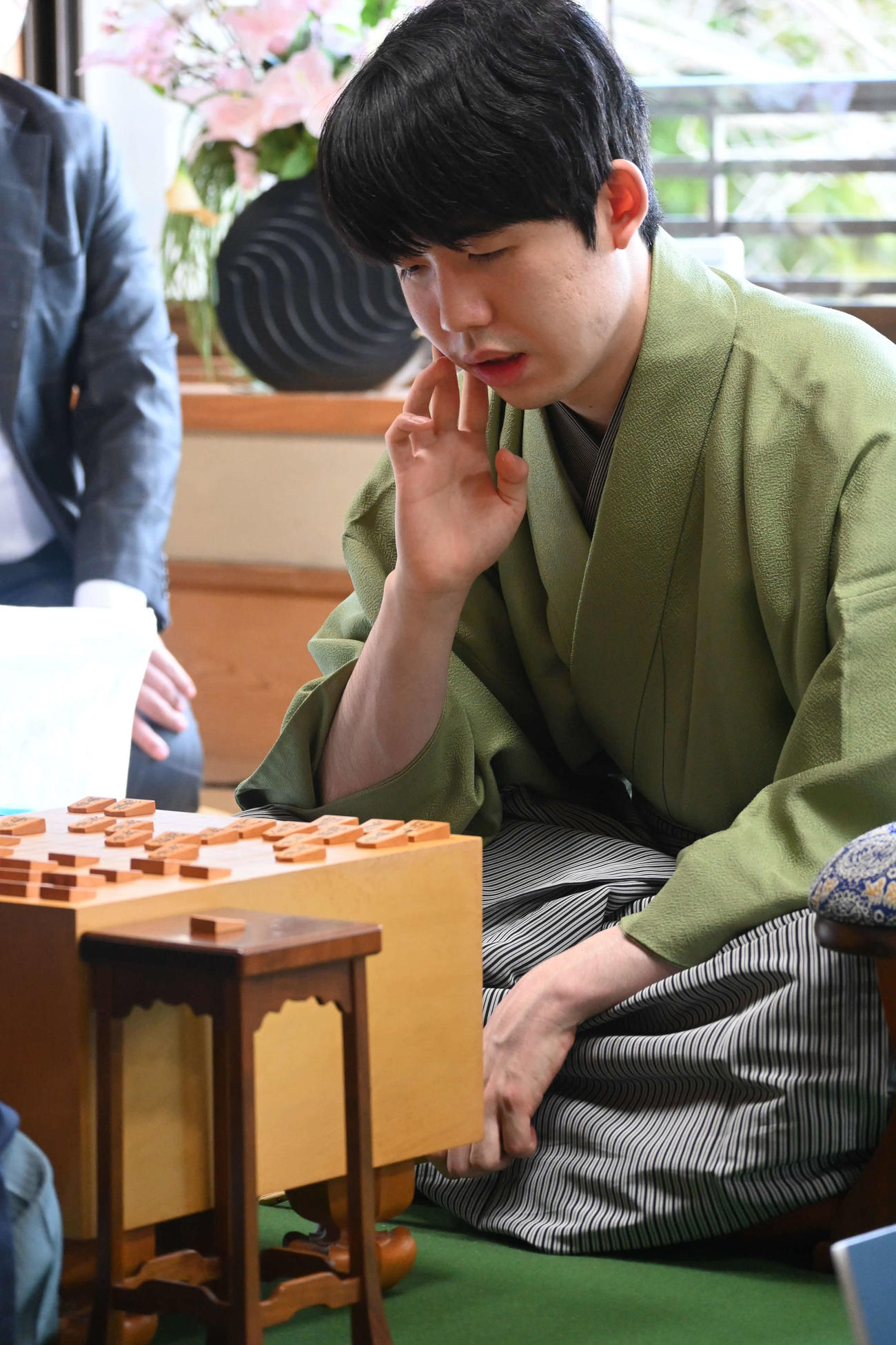 感想戦を行う藤井聡太王将（撮影・松浦隆司）