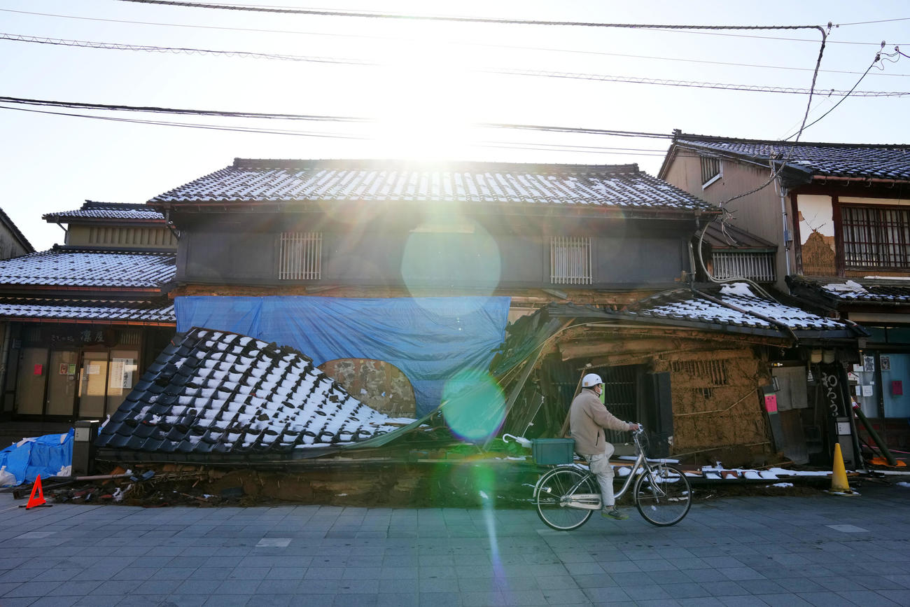 石川県七尾市一本杉通りにある高沢ろうそく店。1892（明治25）年の創業以来120年余り、石川県で唯一、伝統の七尾和ろうそくを作り続けている老舗だが地震の影響で店が倒壊してしまった。（撮影・横山健太）