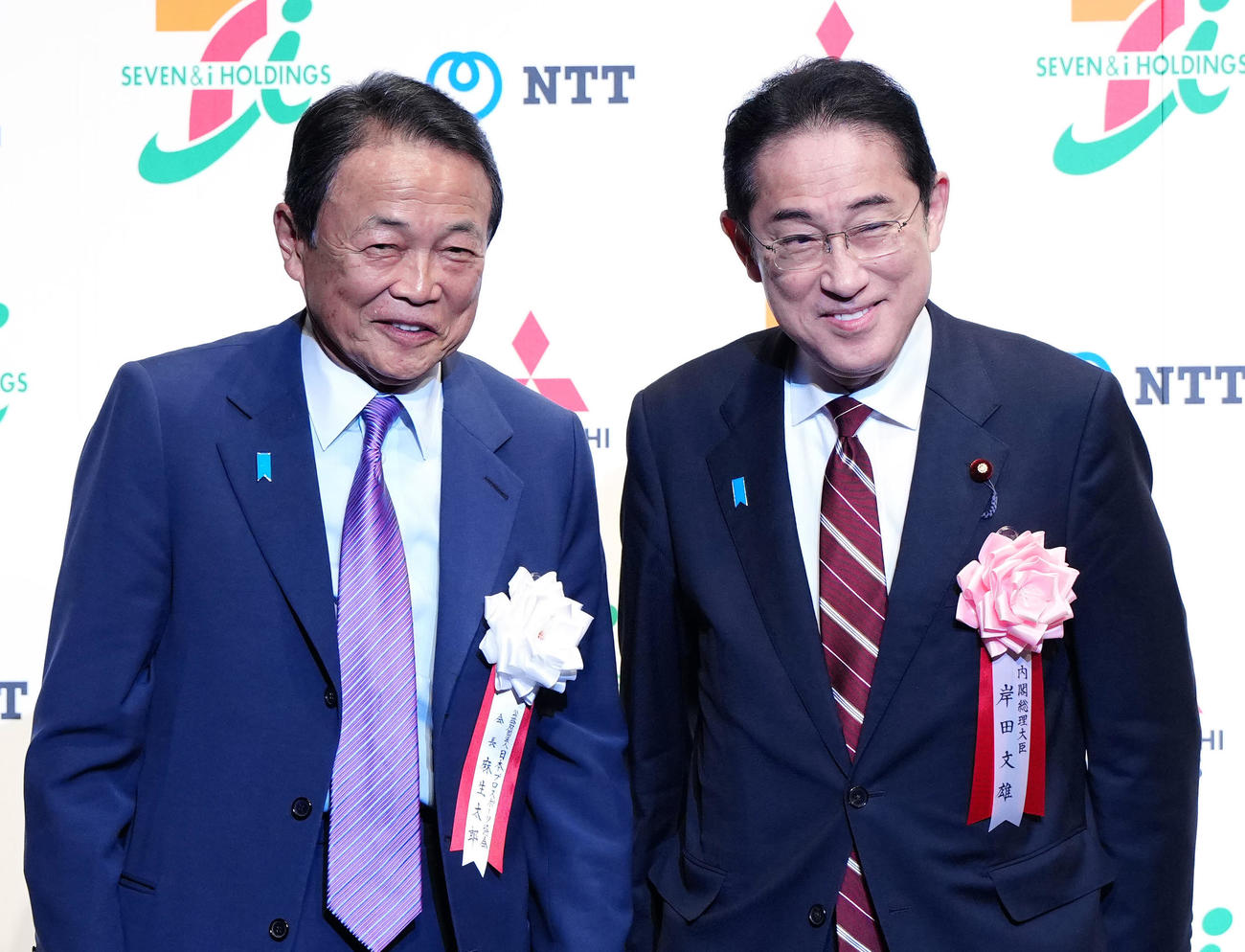 岸田文雄首相（右）と麻生太郎氏（2023年12月撮影）