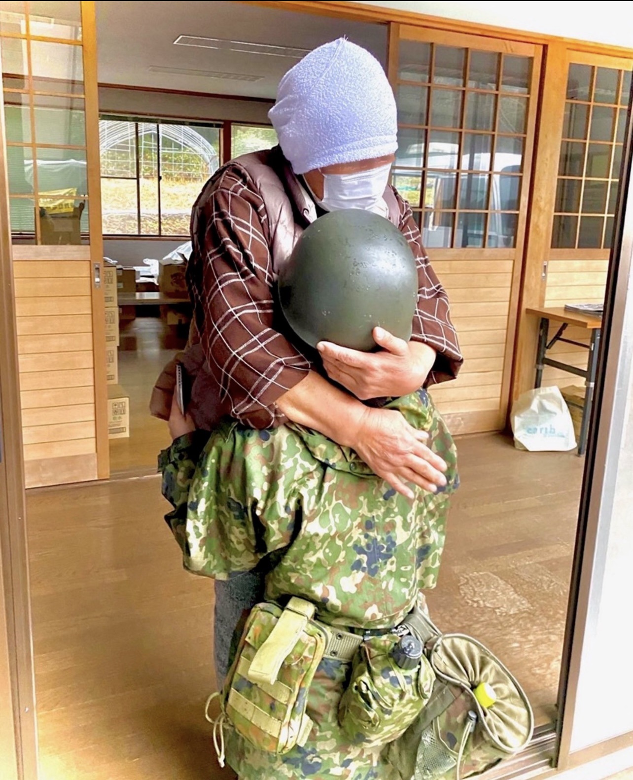能登半島地震被災地の女性と女性隊員が温かい抱擁を交わすようす（陸上自衛隊姫路駐屯地のX（旧Twitter）から）