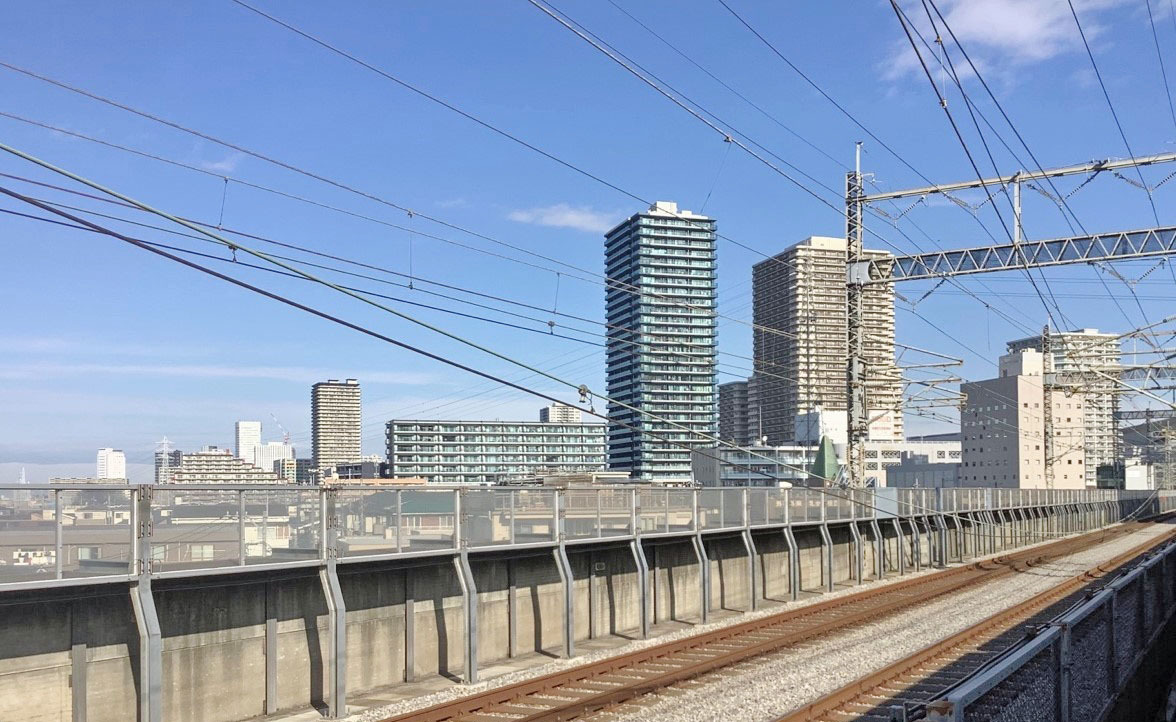 さいたま市中央区で垂れ下がった新幹線の架線（JR東日本提供＝共同）